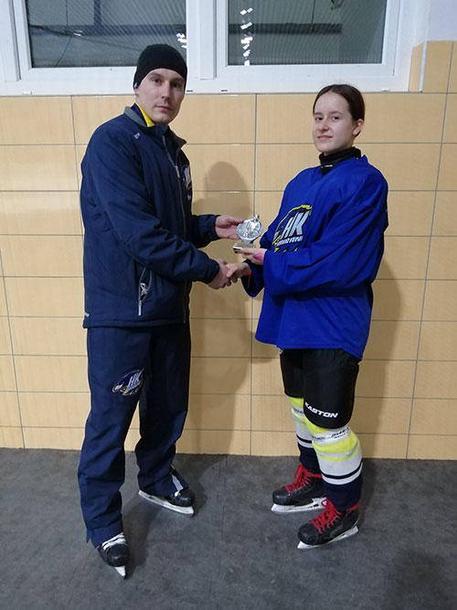 Ocenená Lucia Rusnáková s trénerom Jozefom Haringom Ocenená Lucia Rusnáková s trénerom Jozefom Haringom