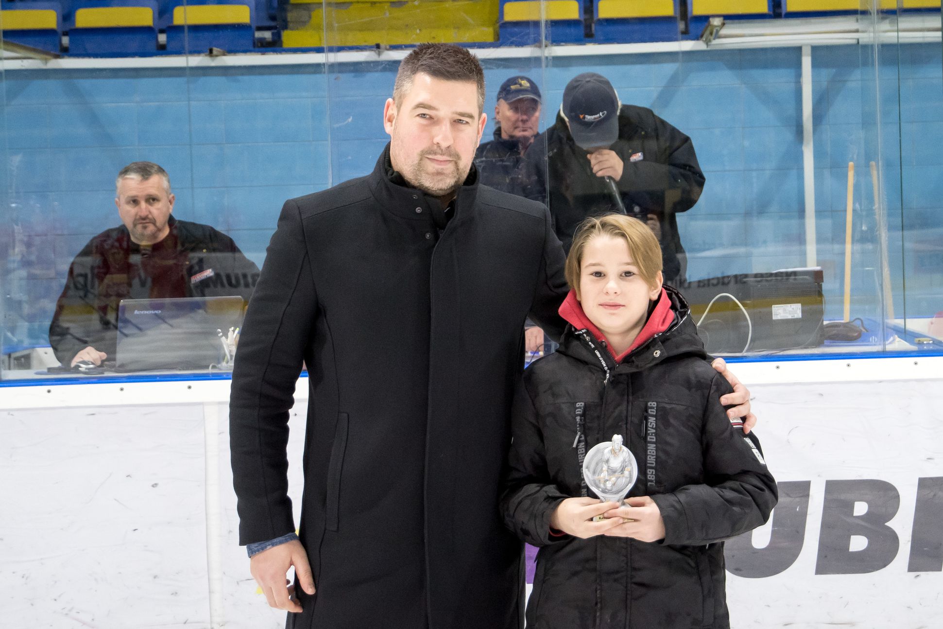 Generálny manažér Michal Peško a ocenený ôsmak Rastislav Rabatin Generálny manažér Michal Peško a ocenený ôsmak Rastislav Rabatin